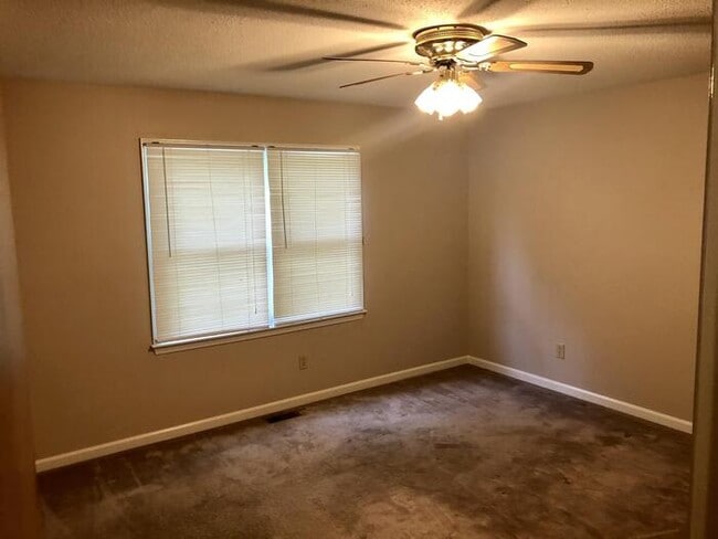 Building Photo - 296 Park Ln