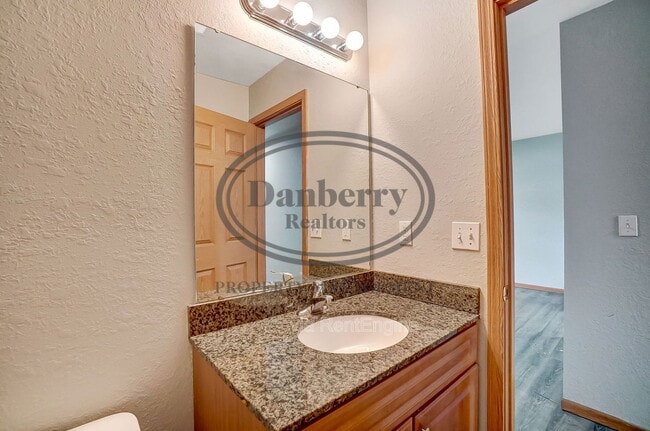 Building Photo - 1115 N Byrne Rd