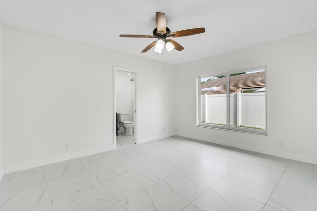 Building Photo - 100 SW 15th Ct