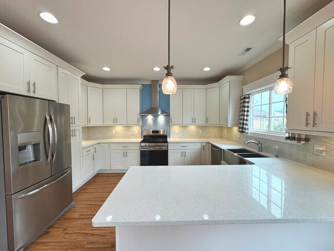 Building Photo - BEACH HOME! 4/4.5 with 3 car garage