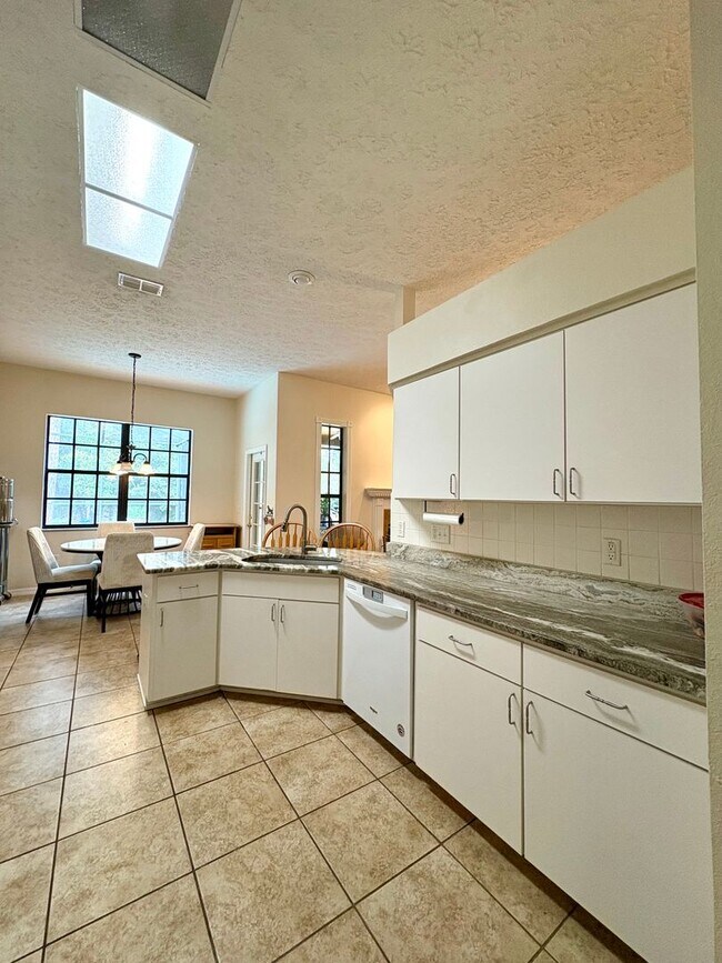 Building Photo - Beautiful 4bed/2bath Pool Home on Conservation Lot