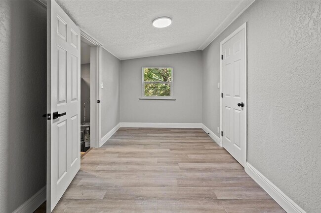 Building Photo - 1606 E Osborne Ave