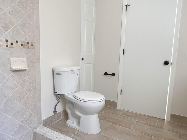 Building Photo - 643 NW Grenada St