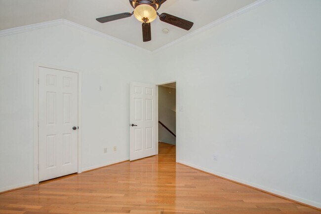 Building Photo - Stunning Three-Bedroom Townhouse Located i...