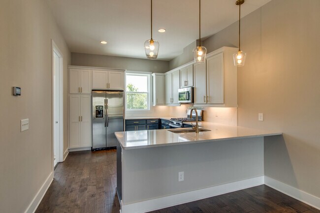 Large kitchen with lots of counter surface for stools - 707 Vernon Ave