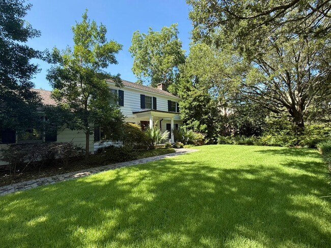 Building Photo - Stunning Single Family Home in The Crescent