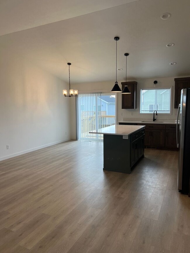 Building Photo - 4 Bed 2 Bath Single Family Home