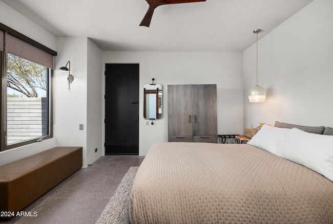 Building Photo - 15212 N Sandy Blf Rd