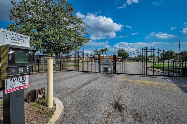 Building Photo - 4200 Hampton Dr
