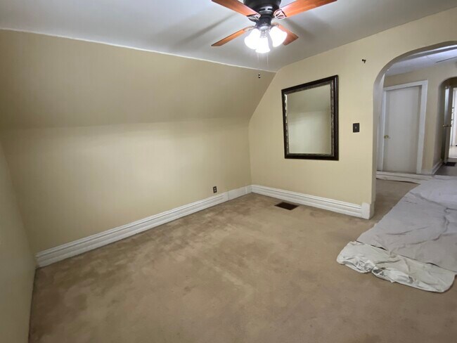 Building Photo - 2733 N Artesian Ave