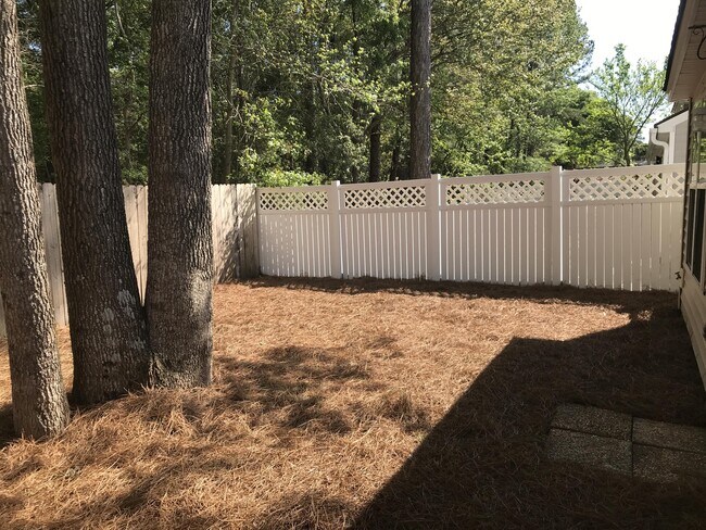 Building Photo - 220 Lake Linden Dr