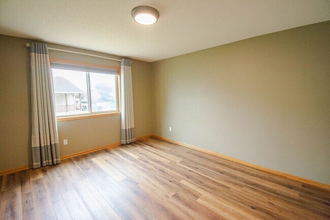 Building Photo - Fantastic NW Rochester home with great updates!