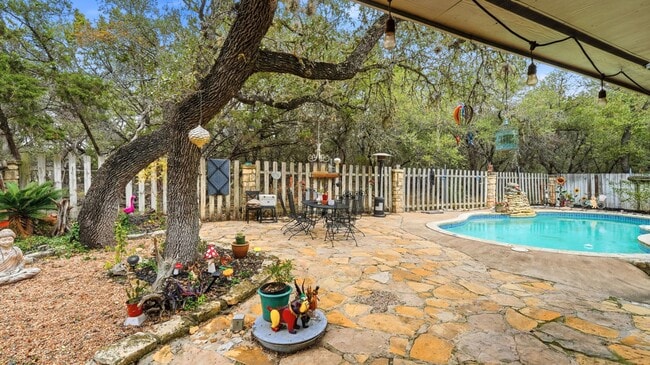 Building Photo - 19 Pebblebrook Ln