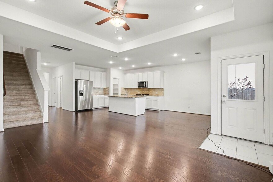 Building Photo - 8114 Royal Palm Ct