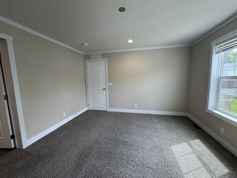 Building Photo - 48571 Lakeview Cir