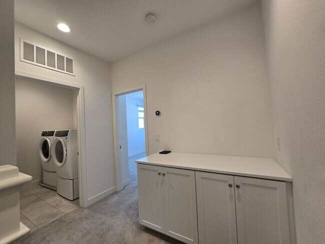 Building Photo - Modern Oceanside Home with Spacious Layout in a Desirable Community
