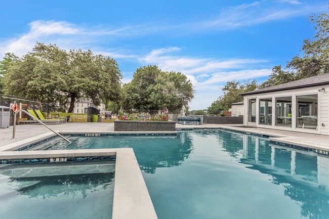 Building Photo - Rio @ 1604