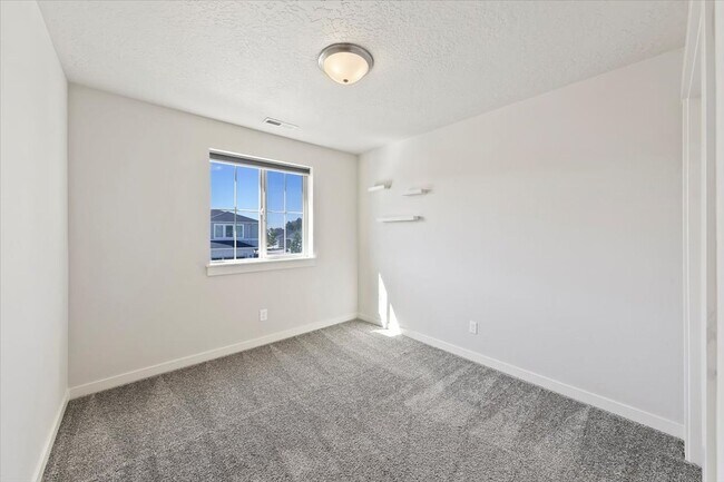 Building Photo - Meridian Spacious Retreat with Neighborhoo...