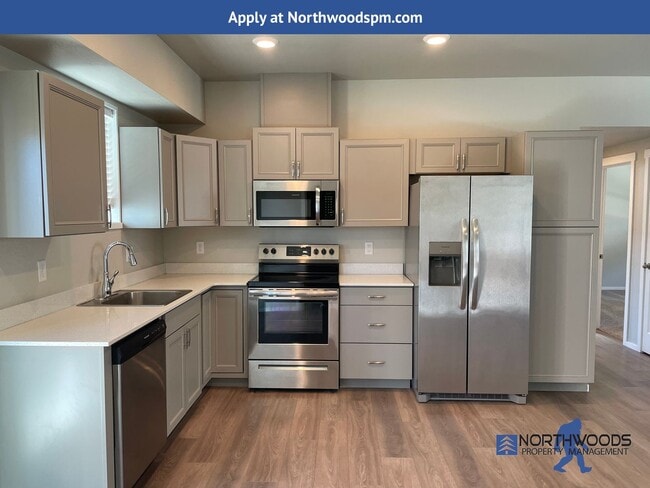 Building Photo - Newer Very Nice 2 Bedroom 1 Bathroom Downs...