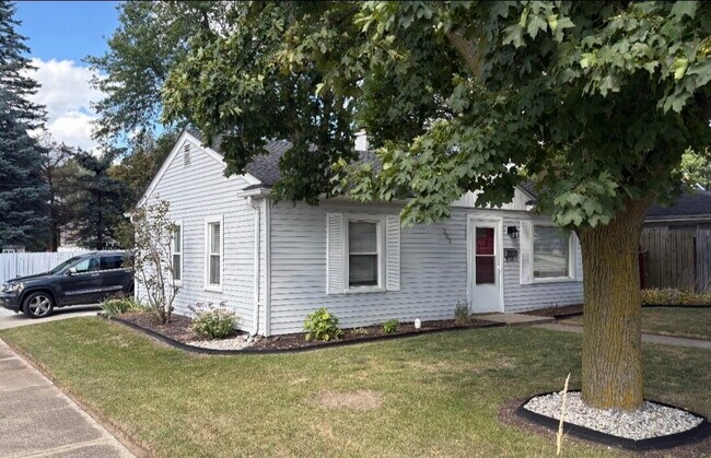 Primary Photo - Charming 2-Bedroom Ranch in Royal Oak – Co...