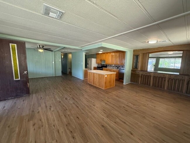 Building Photo - 3 Bedroom Spacious Home - Contact Property Pros