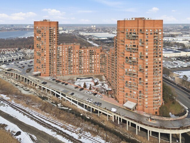 Building Photo - 2103 Harmon Cove Tower