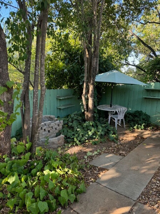 Building Photo - 3 Bedroom In Shasta View Neighborhood with Bonus room, sun room, gazebo and putting green!