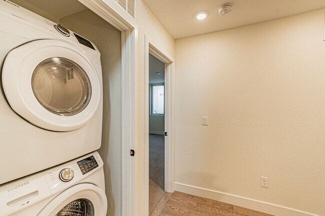 Building Photo - Newer Build 2 Bedroom, 4 Bathroom Jefferson Park Townhome
