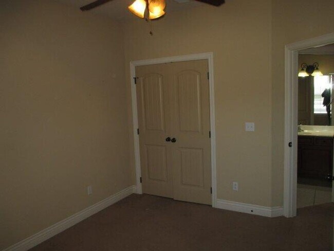 Building Photo - 3 Bedroom Ozark Home in Wonderful Neighborhood!