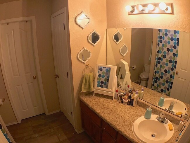 Building Photo - East El Paso 3bed/2bath Refrig A/C!