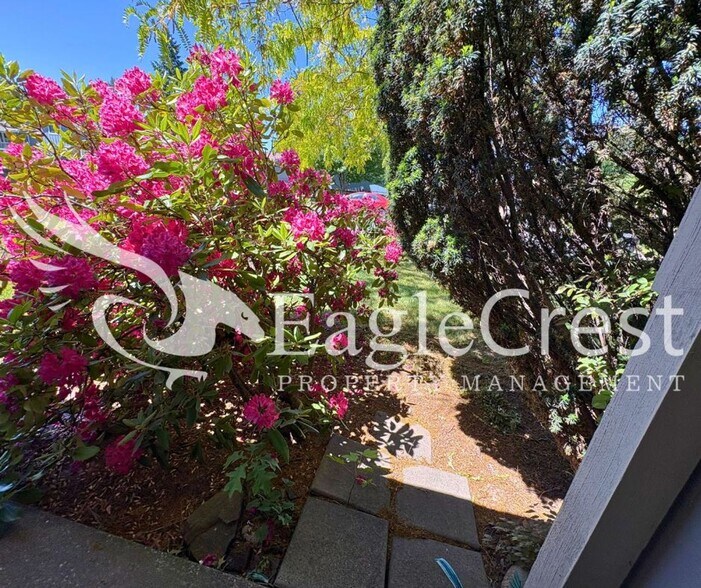 Building Photo - 3 Bedroom 2 Bathroom Single Family Home With Great Outdoor Space!!