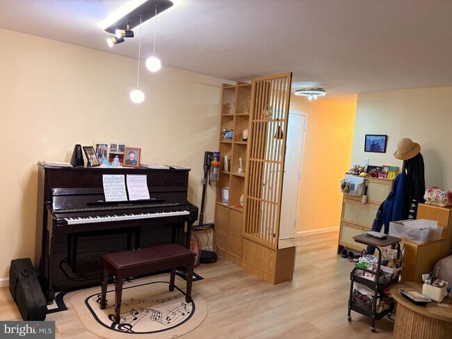 Building Photo - 2B1B unit in Radnor House