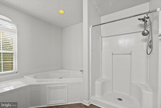 Building Photo - 2230 Community Dr