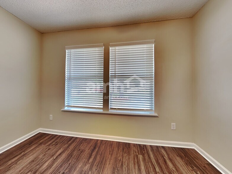 Building Photo - 7049 Beekman Lake Dr