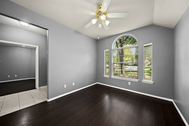 Building Photo - 10 S Willow Point Cir