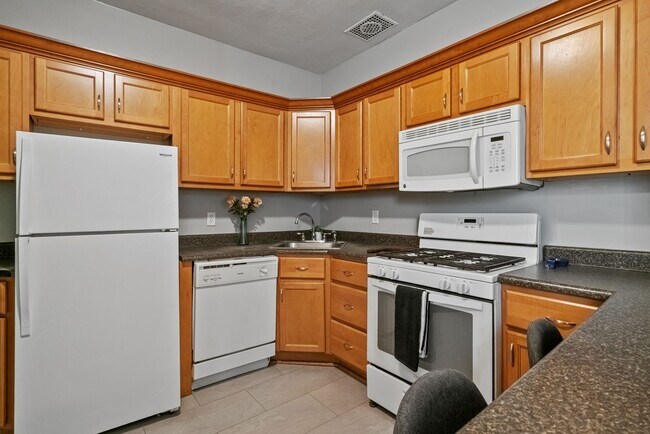 Building Photo - 3 Bedroom House in Southside - Off Street Parking and Central Air