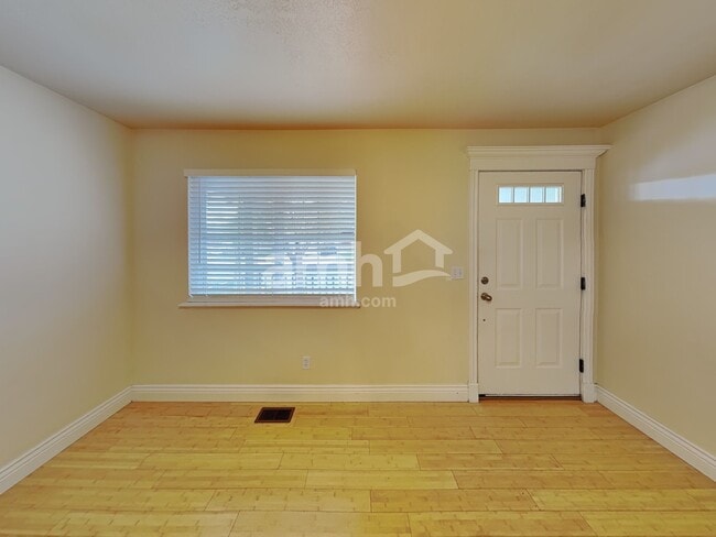 Building Photo - 10766 N Cypress