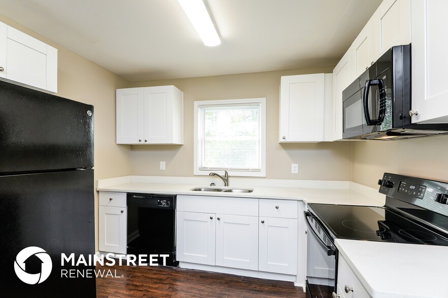 Building Photo - 1281 Hiawatha Dr NE