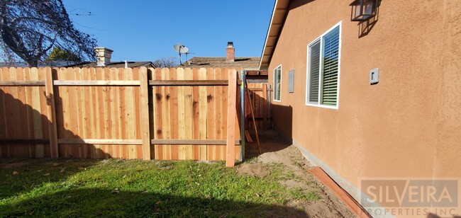 Building Photo - Newly Built 2 Bedroom Unit