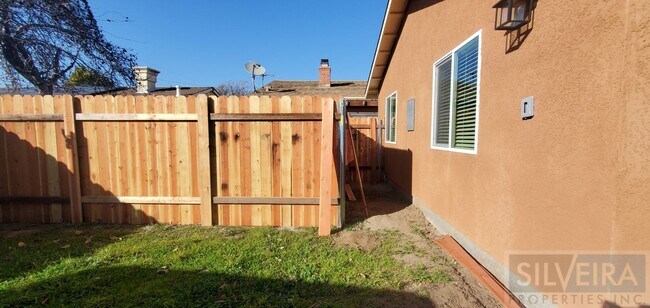 Building Photo - Private 2 Bedroom Unit
