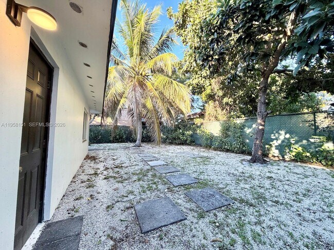 Building Photo - 927 SW 12th Ave