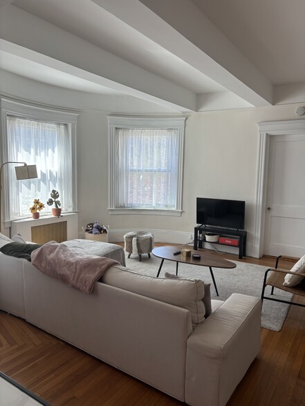 Primary Photo - 1080 Beacon St