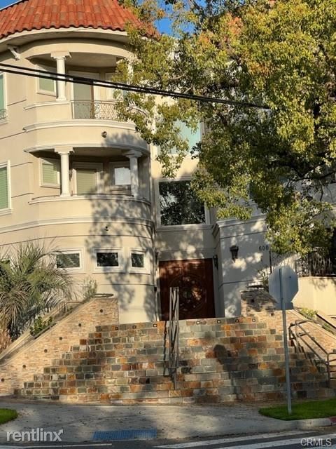 Building Photo - 3 br, 2.5 bath Condo - 600 E Magnolia Blvd...