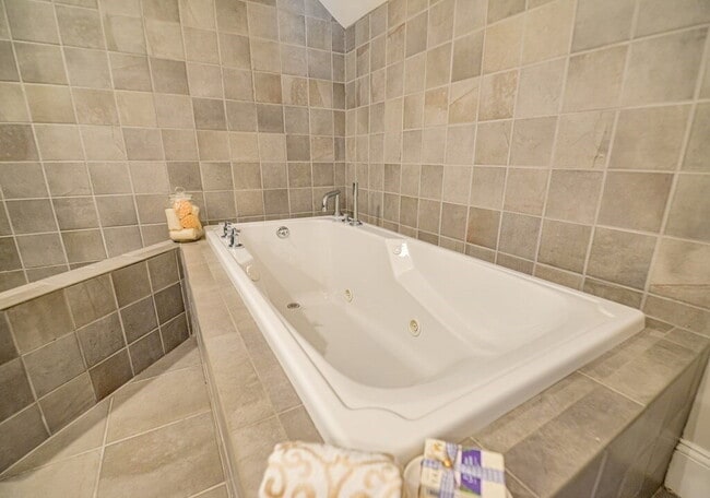 Building Photo - Spacious 3BR End-Unit Townhome with Finished Basement & Tandem Parking