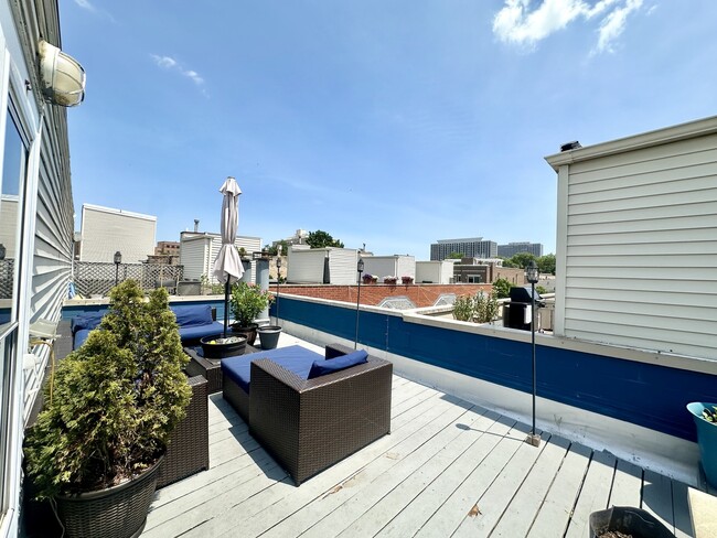 Building Photo - 4240 N Kenmore Ave