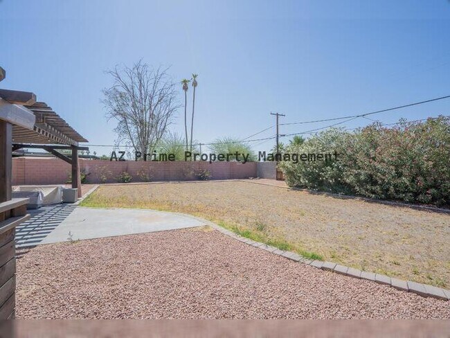 Building Photo - 1942 W Indianola Ave