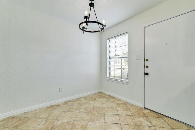Building Photo - 204 Northwest Dr