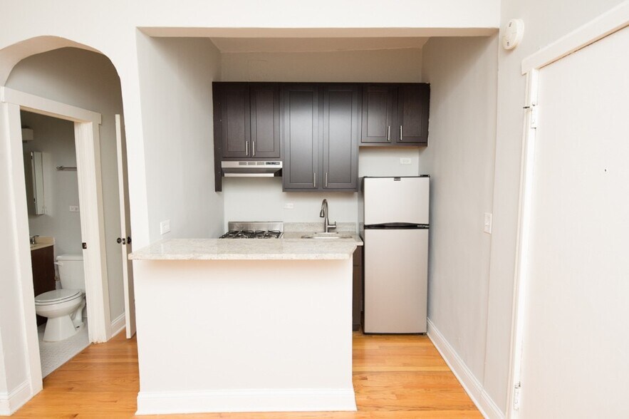 Building Photo - 4619 N Paulina St