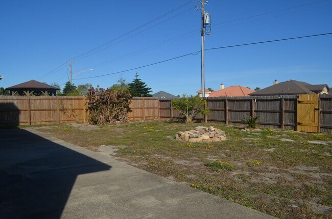 Building Photo - YOUR COASTAL PARADISE AWAITS!