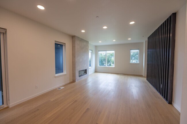 Building Photo - 1716 SE Columbia River Dr